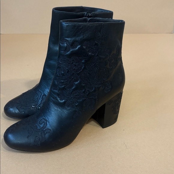 Michael by Michael Kors leather lace embossed womens booties black so detailed!! - Picture 6 of 8